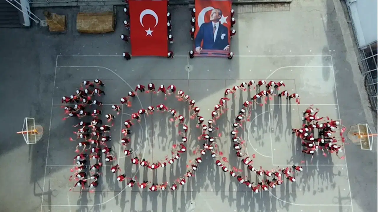 Amasya'da lise öğrencilerinden Cumhuriyet'in 100. yılı koreografisi