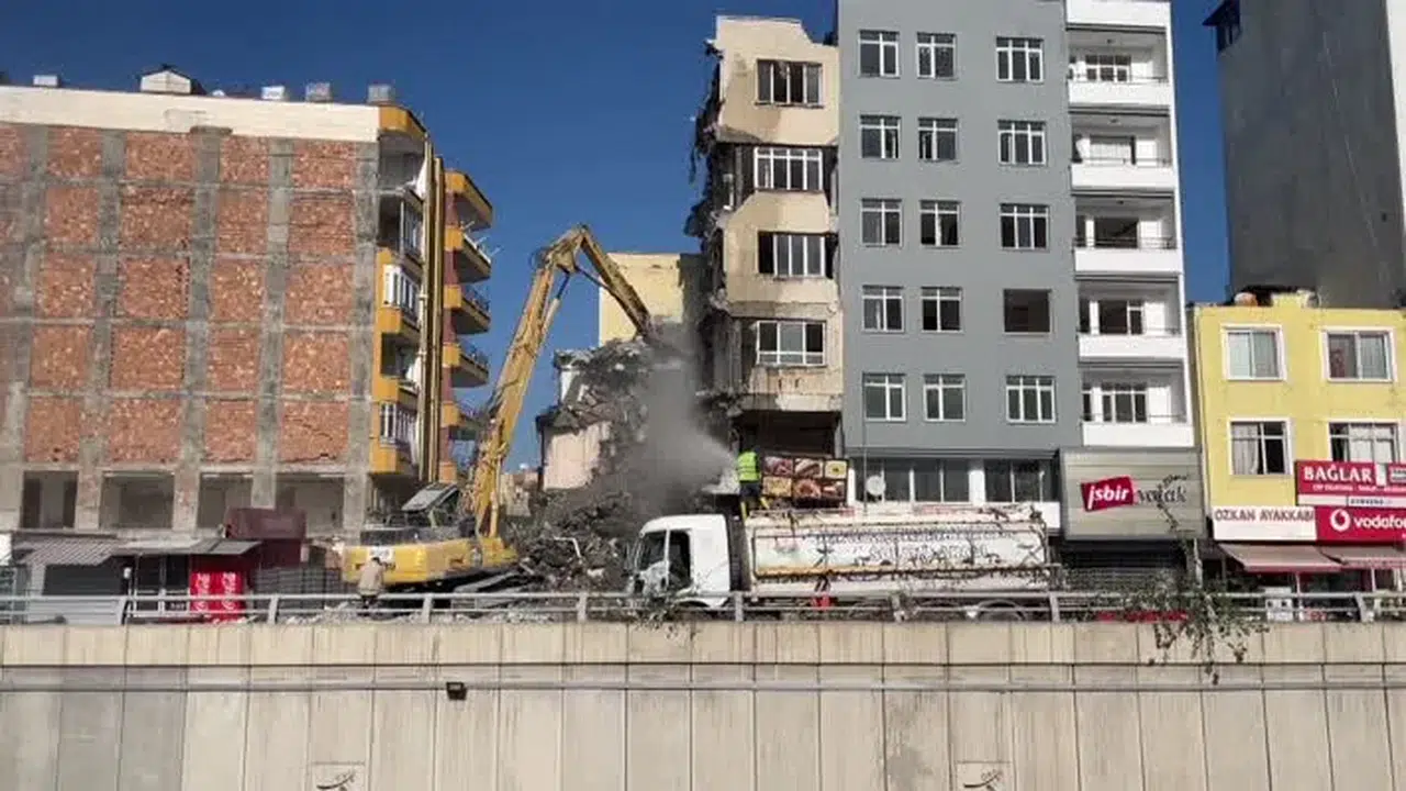  İskenderun'da depremde ağır hasar alan binaların yıkımı sürüyor