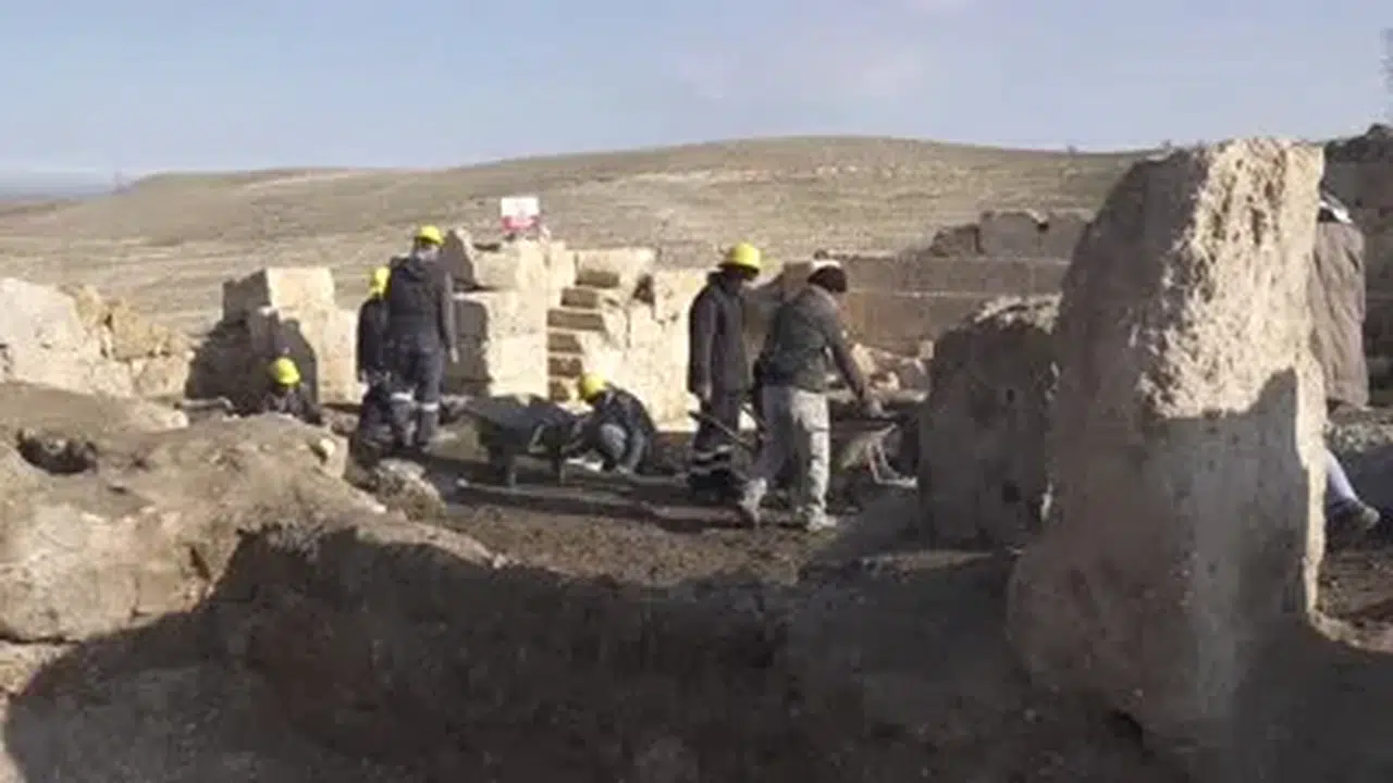  Zerzevan Kalesi'nde 1800 yıllık ameliyat aletleri bulundu