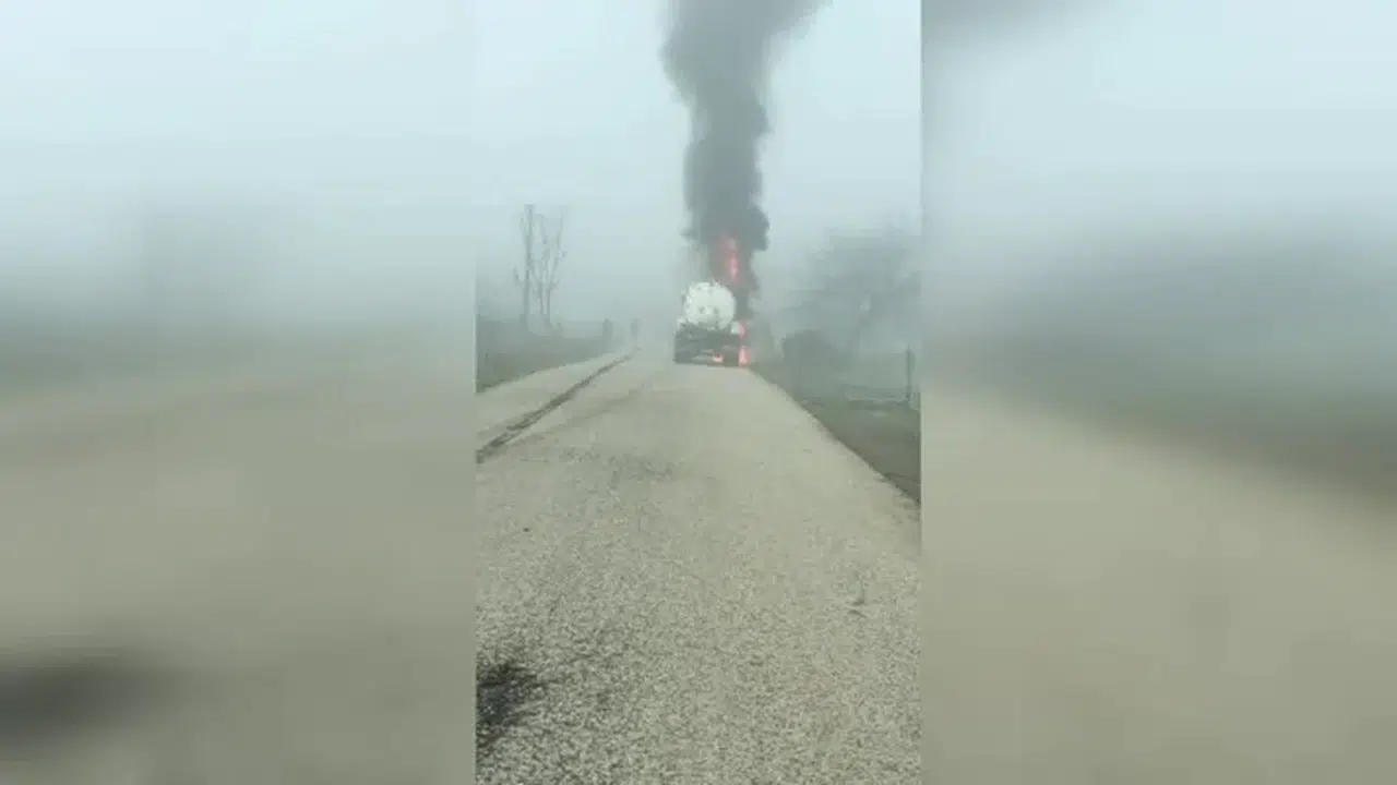 Düzce'de seyir halindeyken yangın çıkan vidanjör kullanılamaz hale geldi