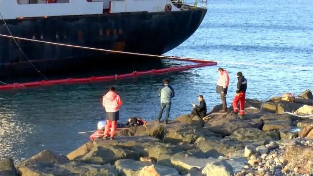 Hopa'da karaya oturan geminin çıkarılması için çalışmalar başladı