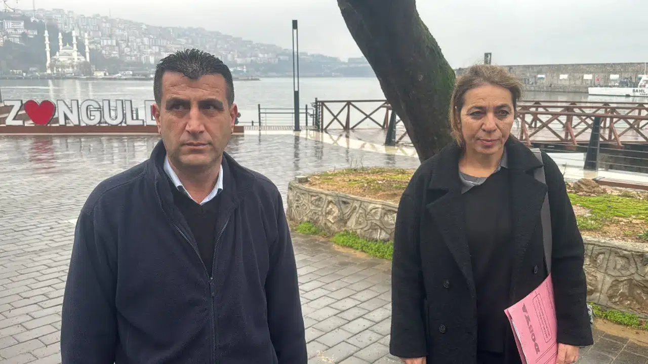 Tokat attığı kadınla gazeteciler önünde özür dileyerek uzlaştı