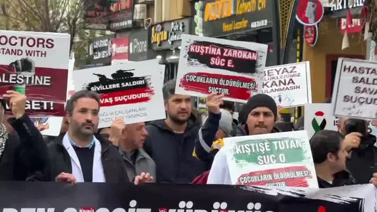 Sağlık çalışanları Gazze için "sessiz yürüyüş" gerçekleştirdi