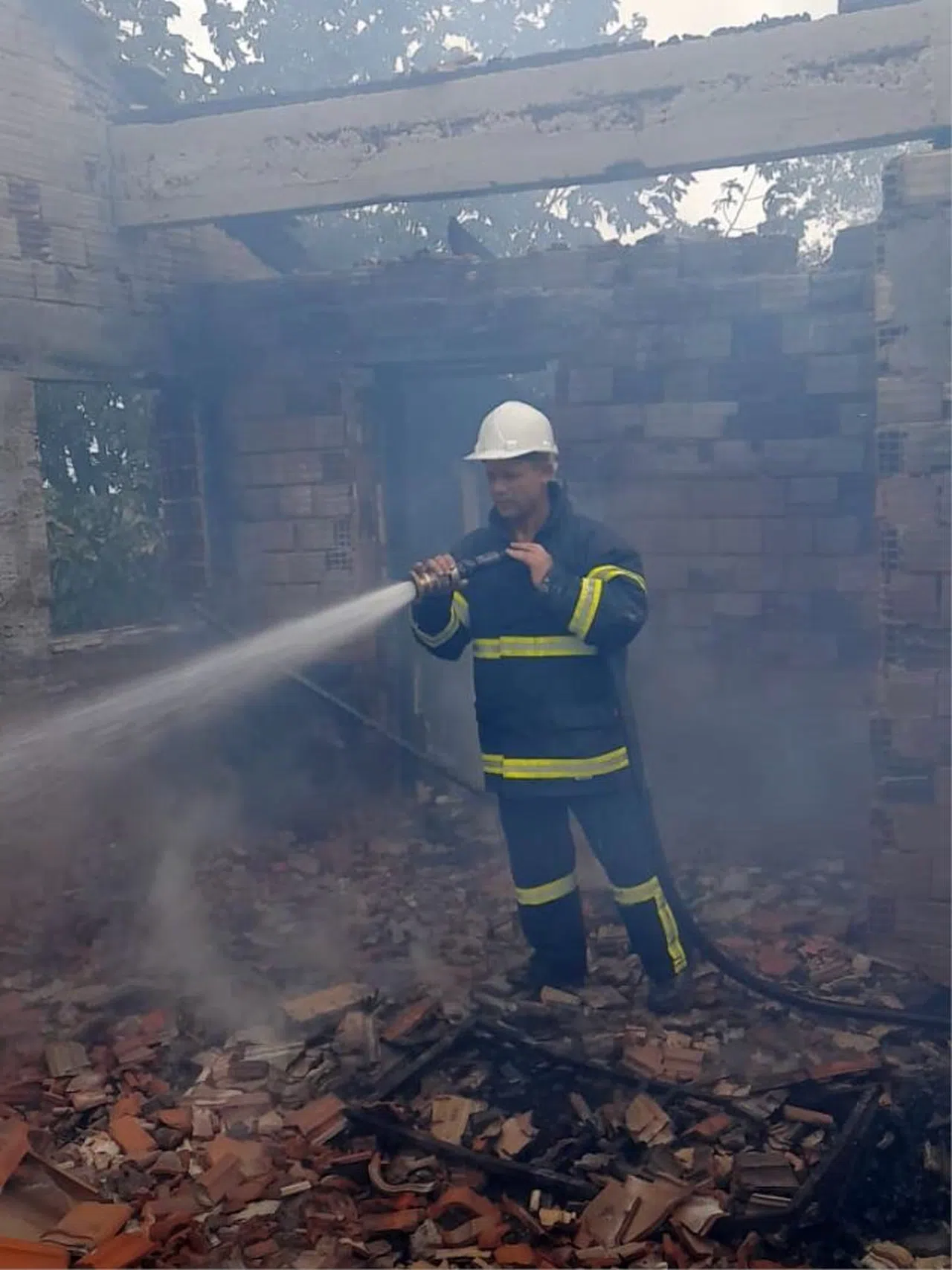 Ayancık'ta çıkan yangında iki katlı ev kullanılamaz hale geldi
