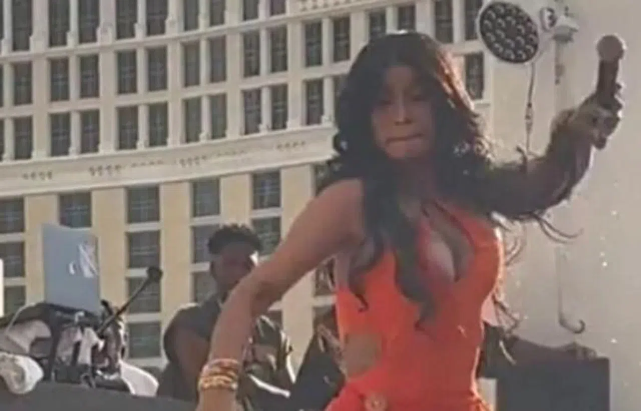 Cardi B'nin Hayranına Fırlattığı Mikrofon Binlerce Dolara Satıldı!