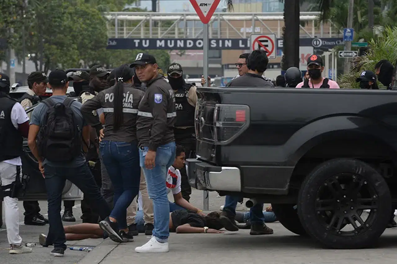 Ekvador'da silahlı grup, canlı yayın sırasında stüdyoyu bastı