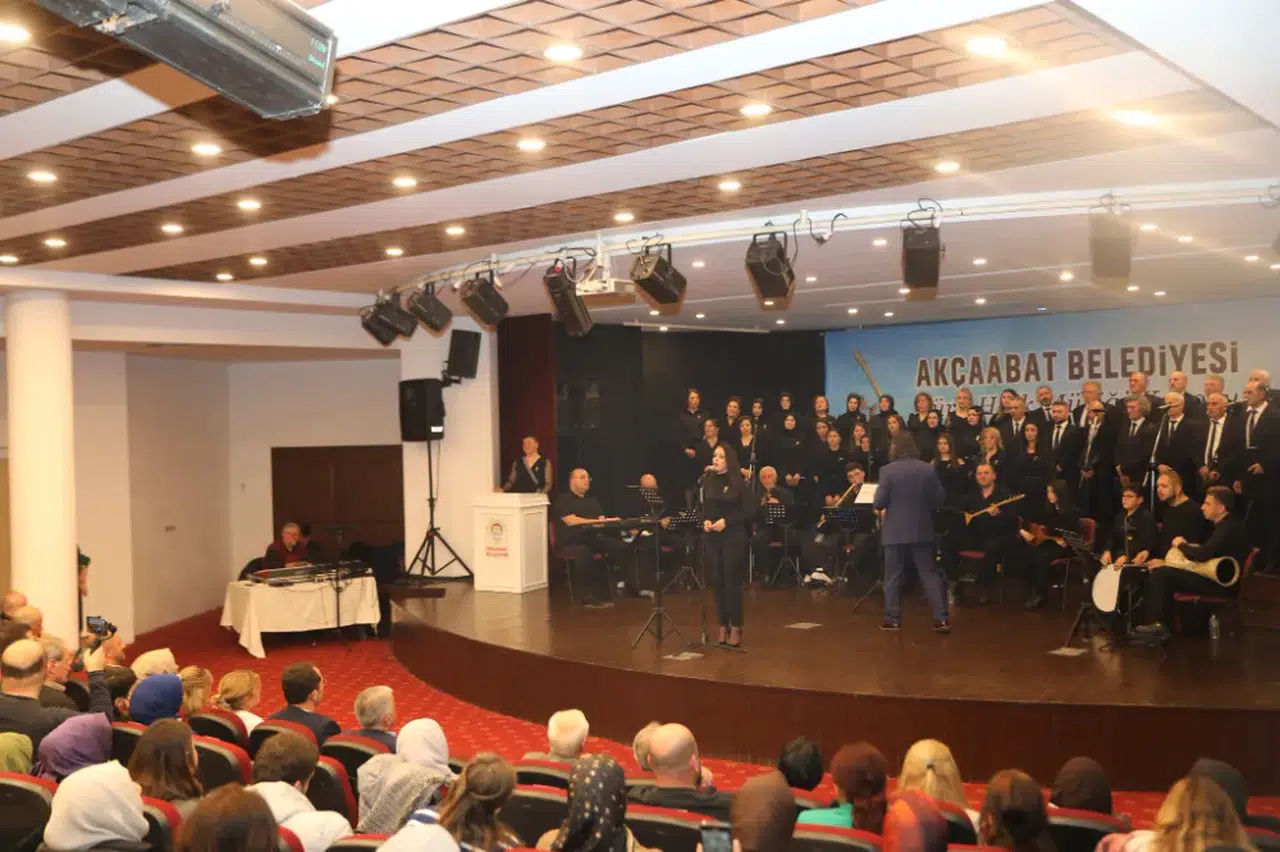 Akçaabat Belediyesi THM Korosu, Erol Günaydın Sanat Merkezi'nde Unutulmaz Bir Konser Verdi