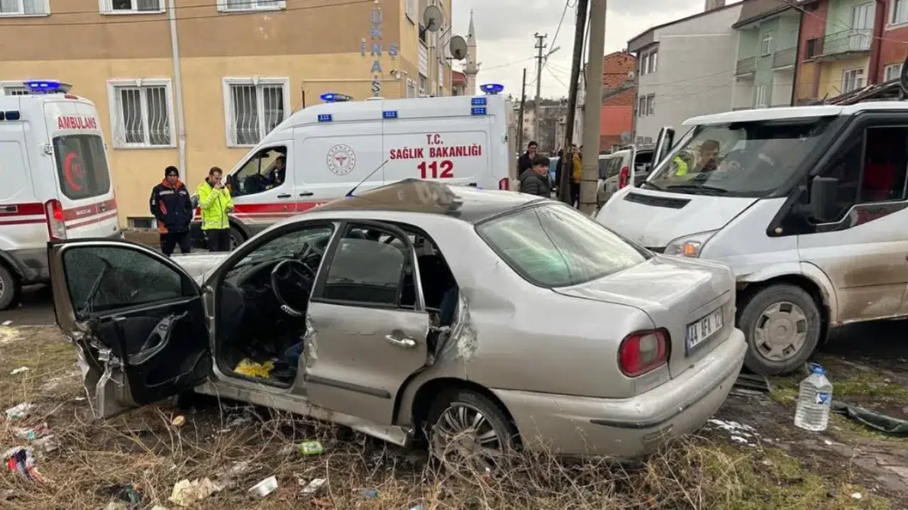 Sivas'ta minibüsle otomobil çarpıştı: 5 yaralı