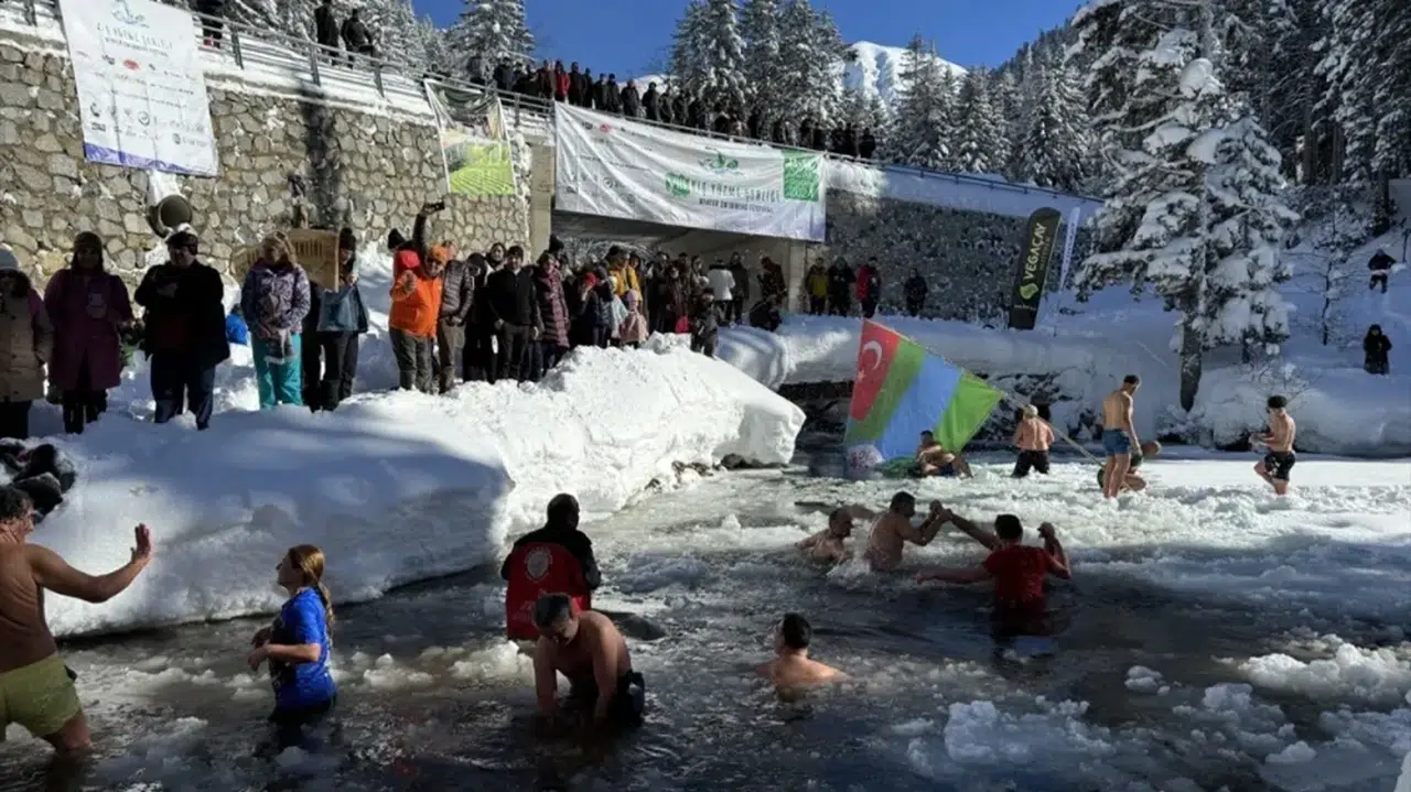 Rize'de 1700 rakımdaki buzlu gölde yüzdüler