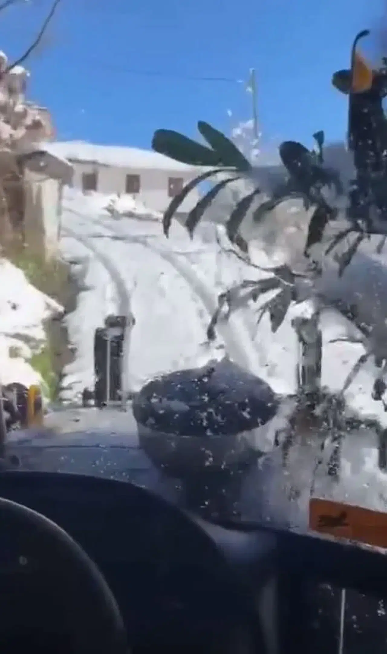 Arsin'de kar yağışı nedeniyle kapanan yollar açılmaya başlandı