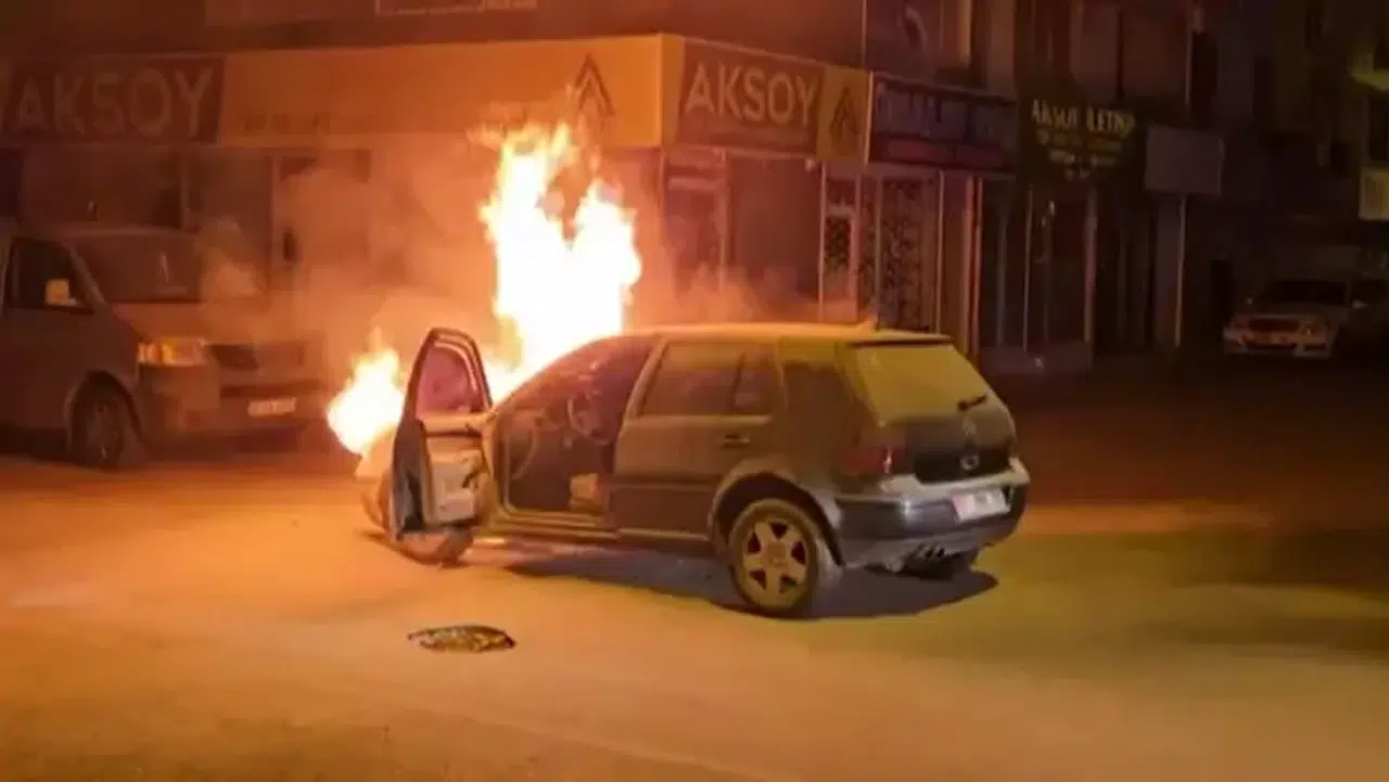 Seyir halindeyken alev alan otomobildeki 4 kişi ölümden döndü