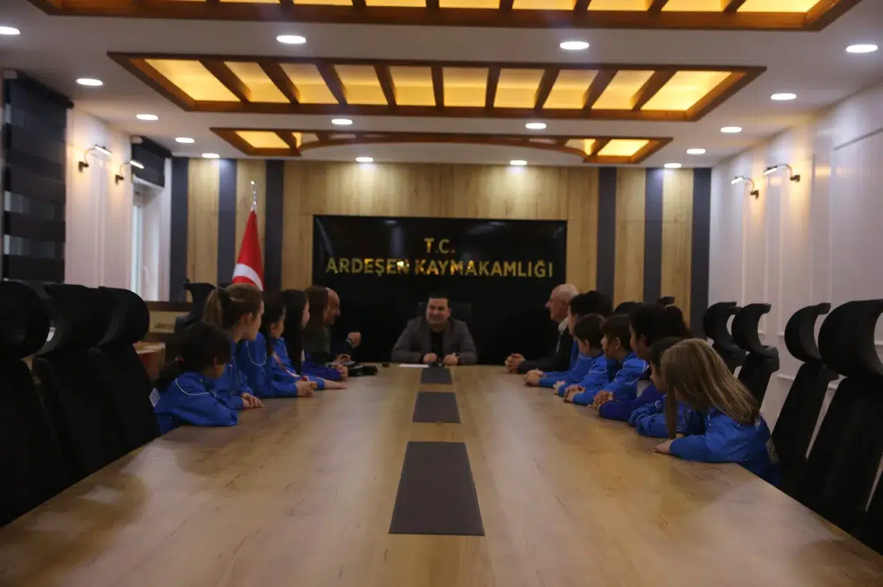 Bölge Şampiyonu minik kızlar Kaymakam Altay'ı ziyaret etti