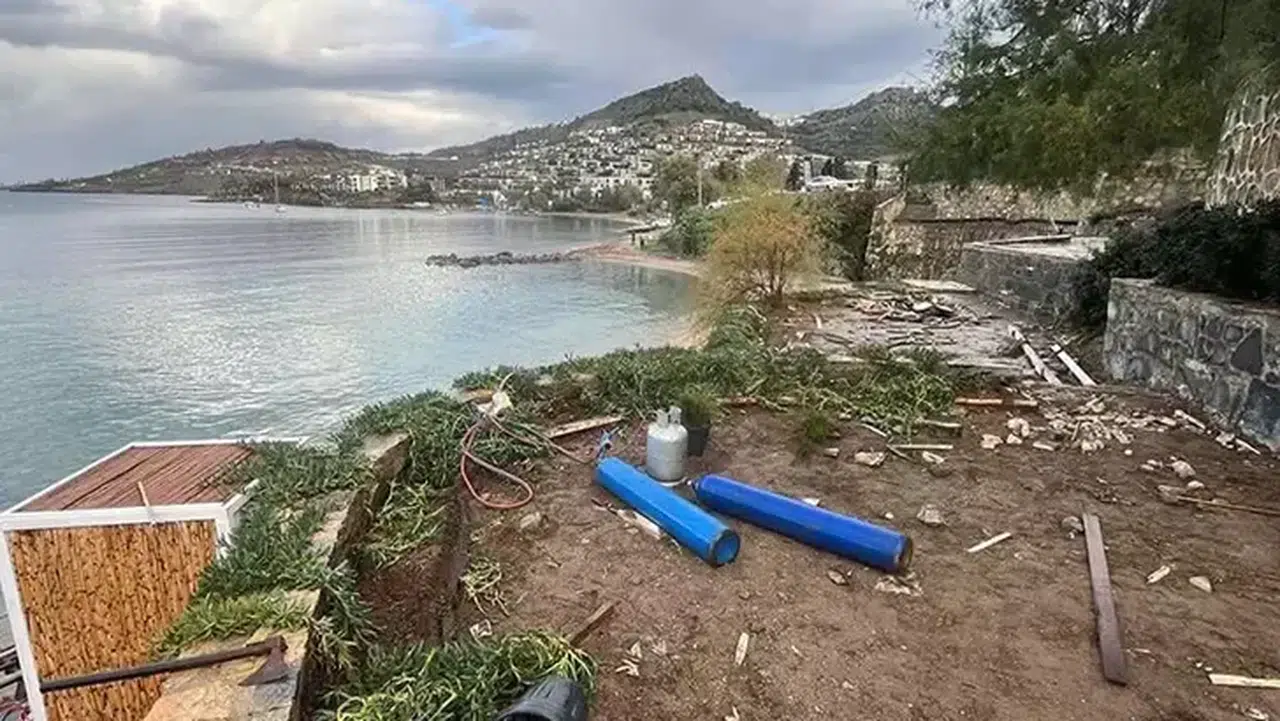 Bodrum'da halk plajı yapılacak sahili işgal eden yapılar kaldırıldı