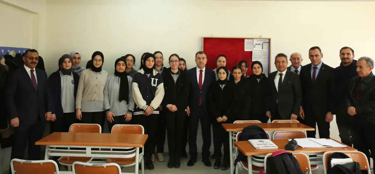 Bayburt Valisi Eldivan, Kız Anadolu Lisesi'nde Edebiyat Söyleyişi Etkinliğine Katıldı