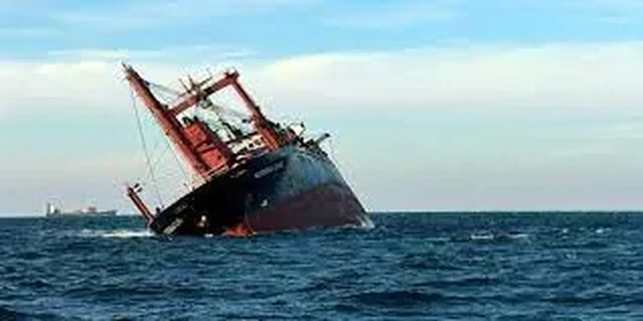 Yan yatan gemi Cide ilçesine sürüklendi