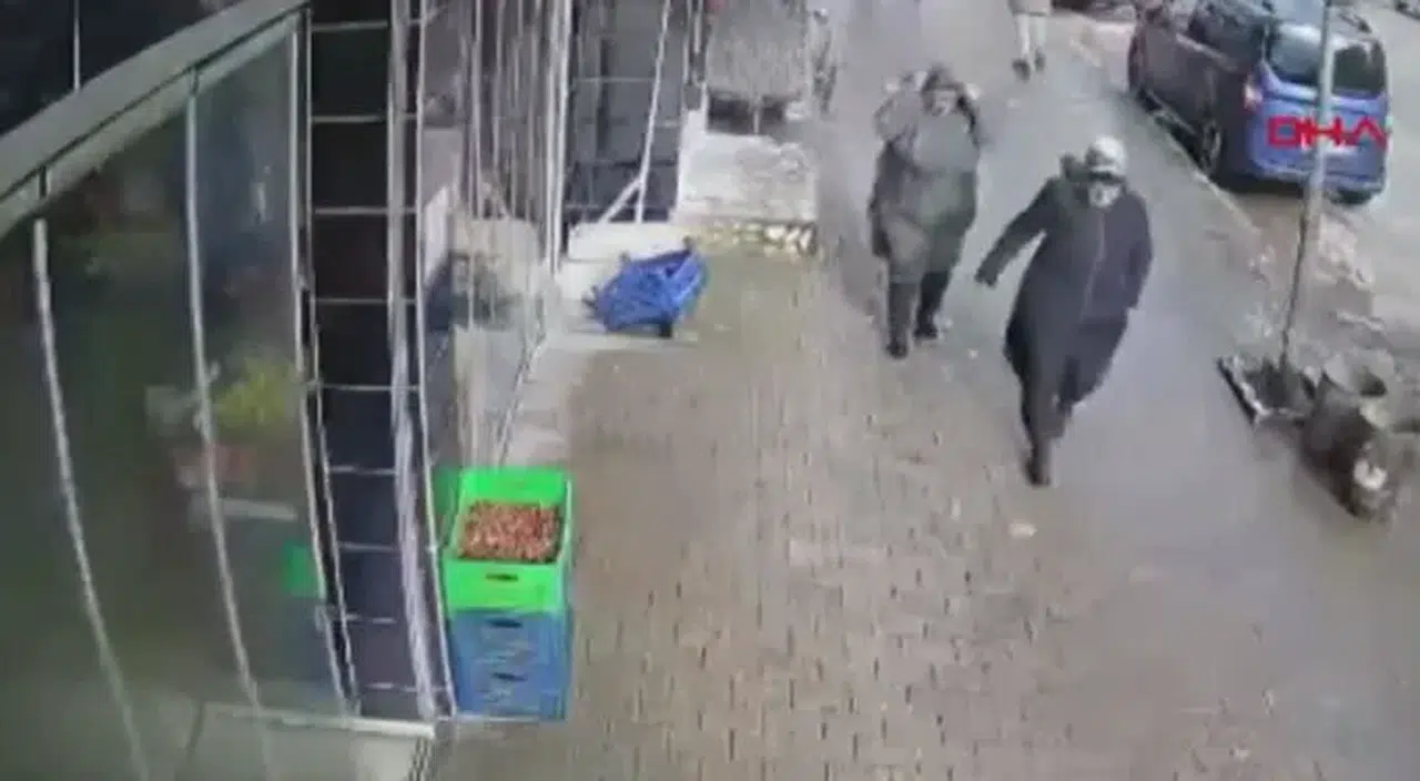 Ordu’da kuvvetli rüzgar; ağaca tutunarak ayakta kalabildi