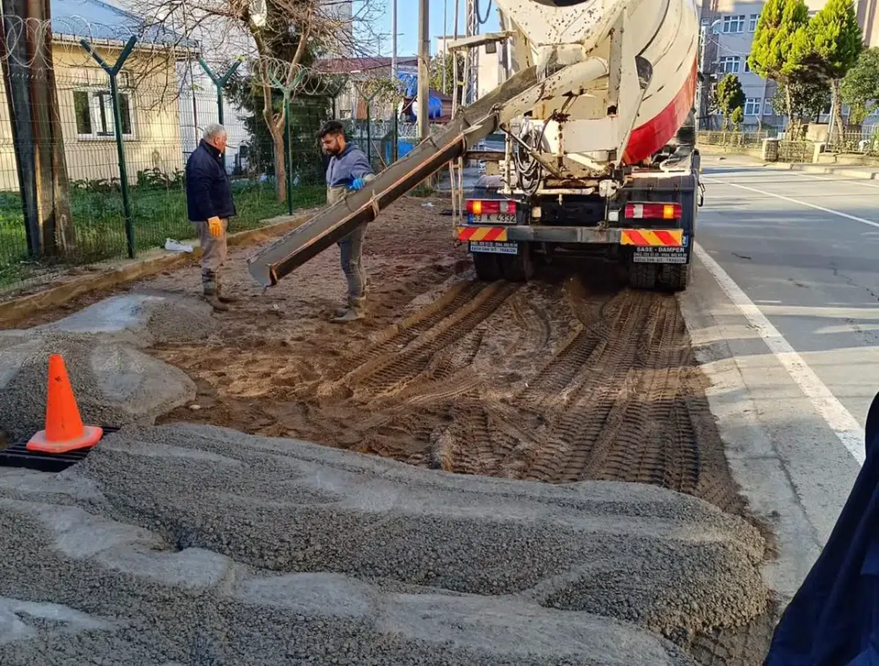 Çayeli Belediyesi yol betonlama çalışmalarını sürdürüyor