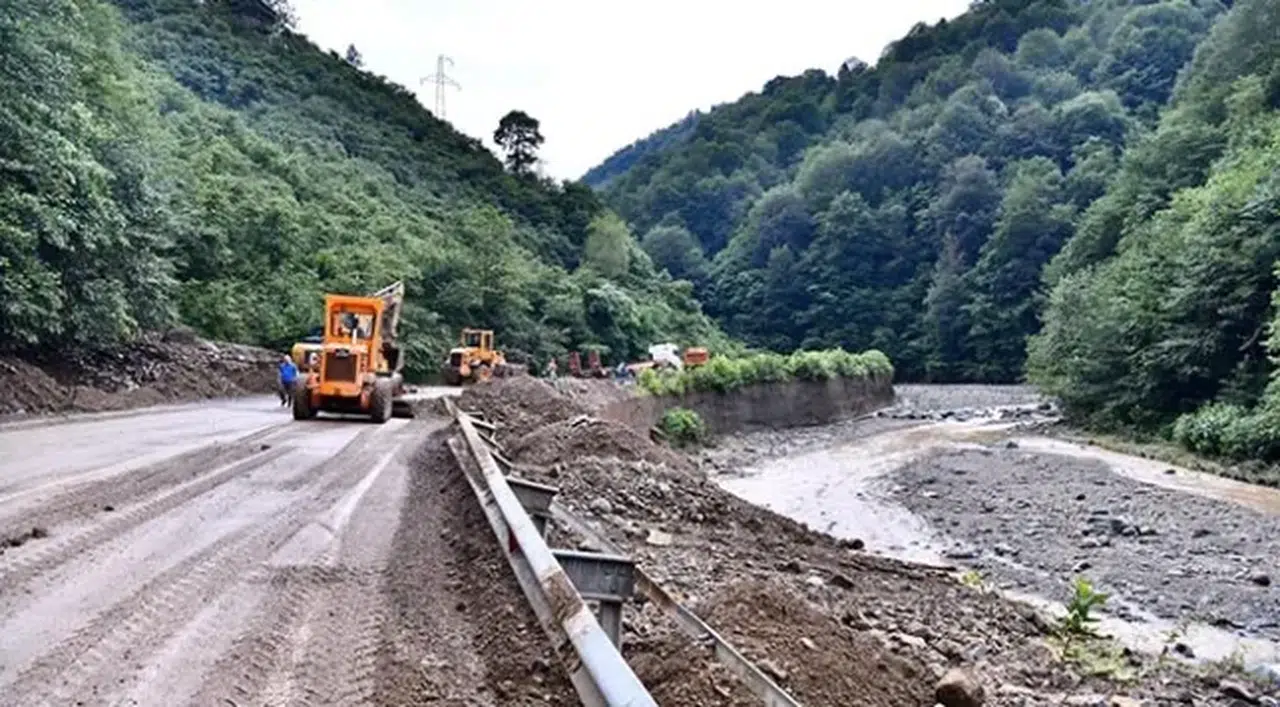 Trabzon'da heyelan nedeniyle kapanan yol yeniden açıldı