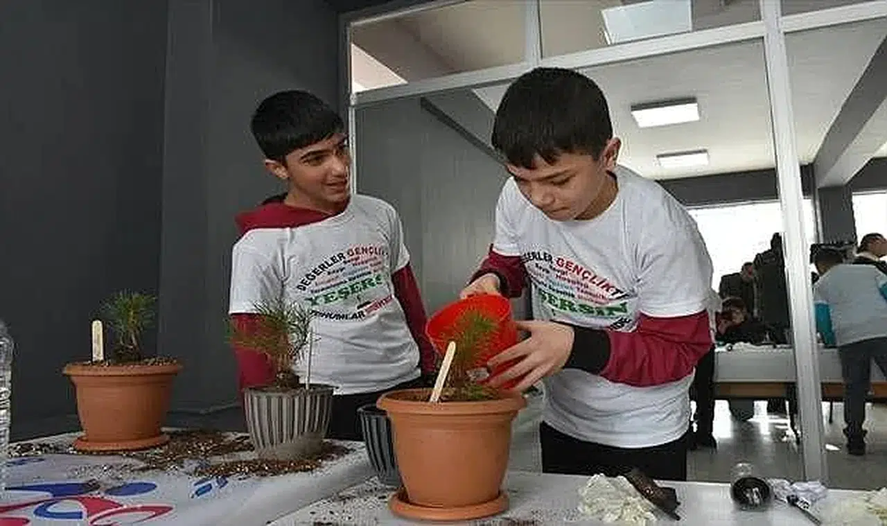 Erzurum'da 100 öğrenciden 100 fidan