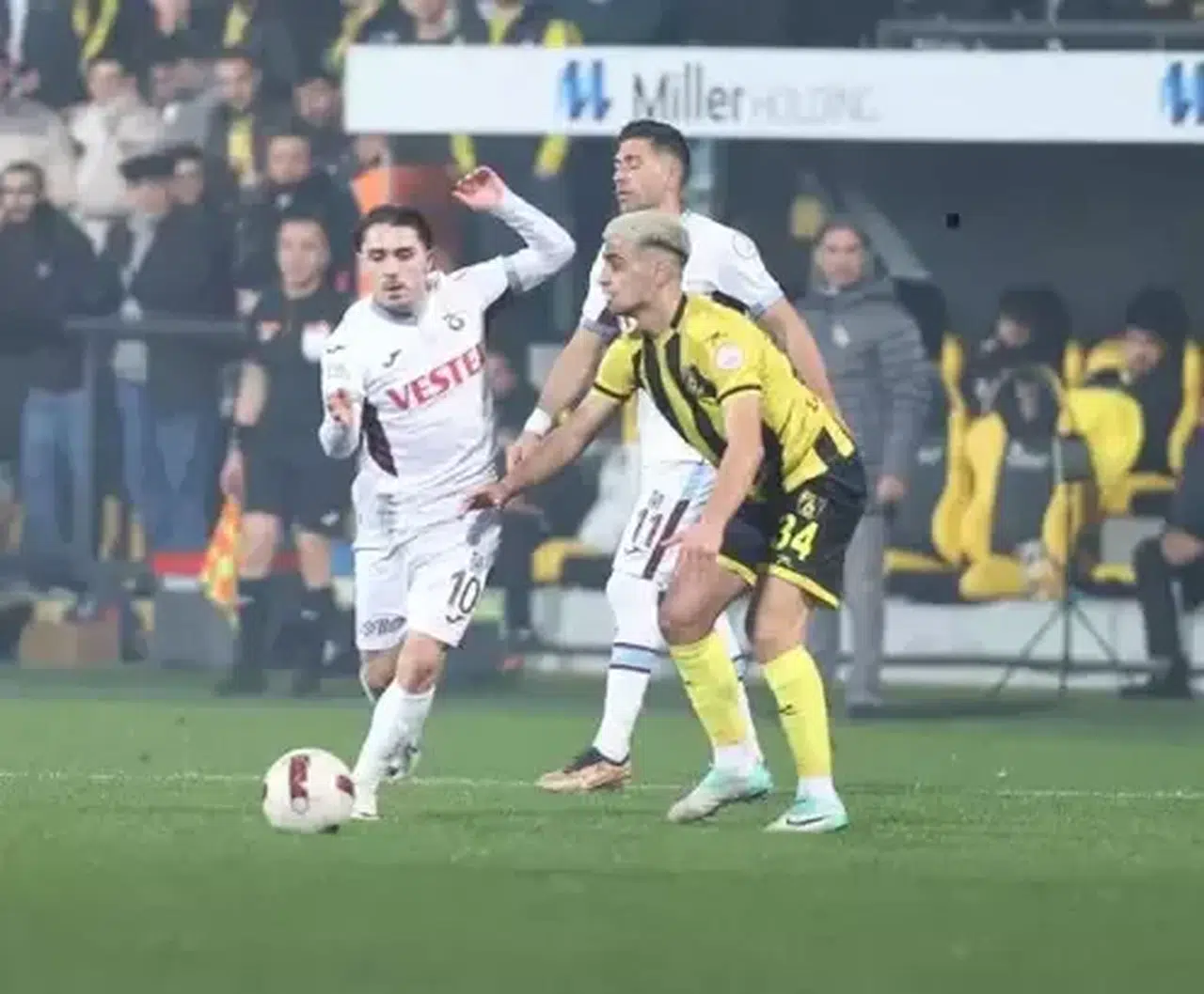 Trabzonspor'da Abdülkadir Ömür ve Umut Bozok kadro dışı bırakıldı