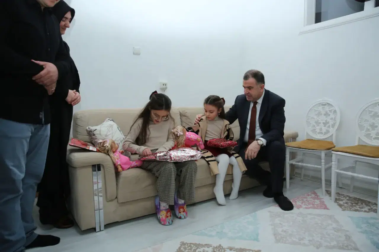 Bayburt Valisi Eldivan, Evde Eğitim Alan Nursima'nın Karne Sevincine Ortak Oldu