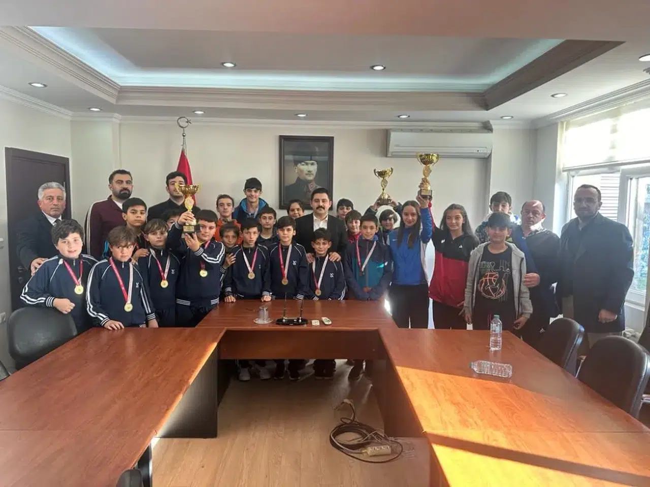 Şampiyon minikler Kaymakam Murat Çürük'ü ziyaret etti