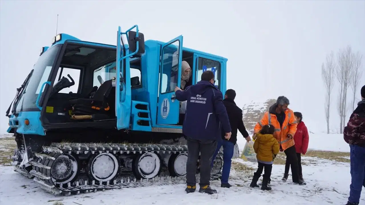 Erzurum'da kar ve tipi nedeniyle mahsur kalan öğrenciler snowtrackla evlerine ulaştırıldı