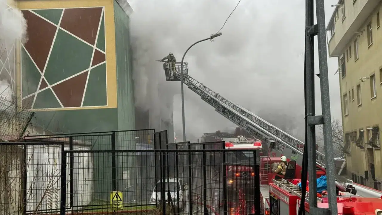 Üsküdar'da 4 katlı otoparkta yangın