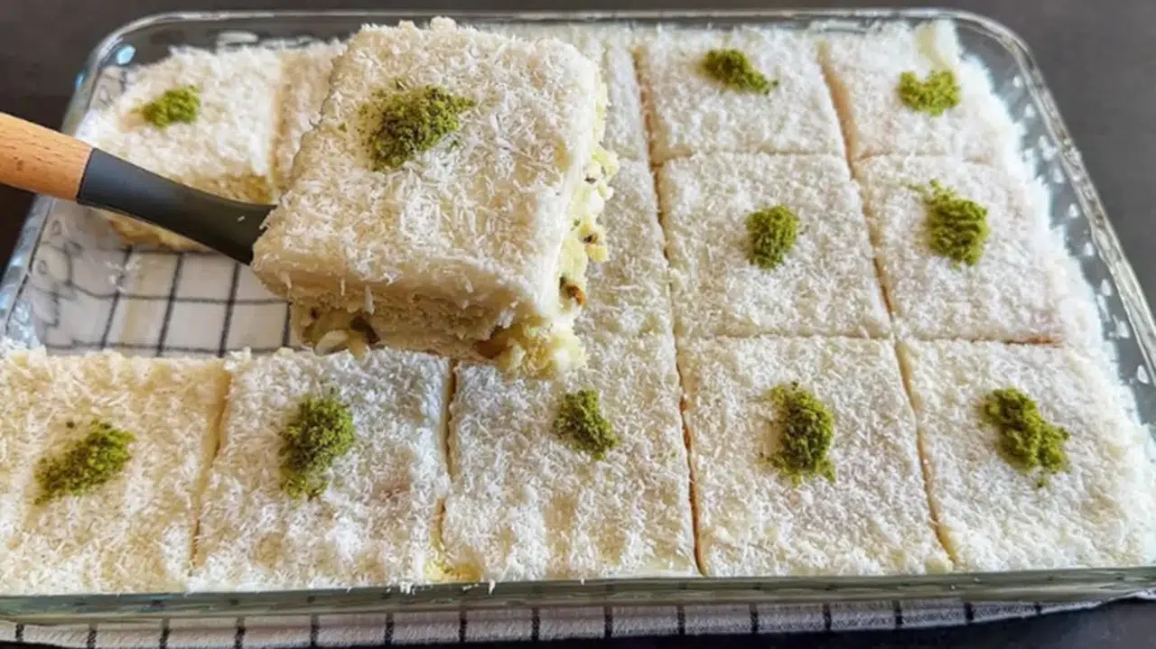 Bir dilimle baharı getiren tatlı: Damakları fethedecek Kardelen Tatlısı tarifi