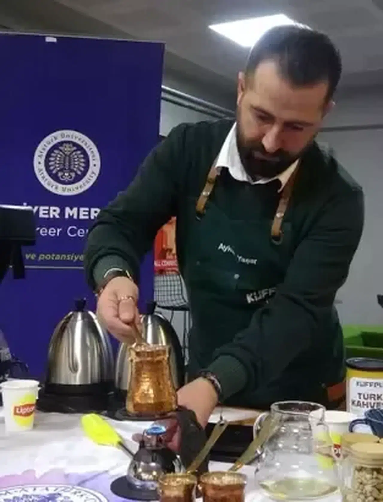 Üniversite öğrencilerine uygulamalı kahve yapım eğitimi