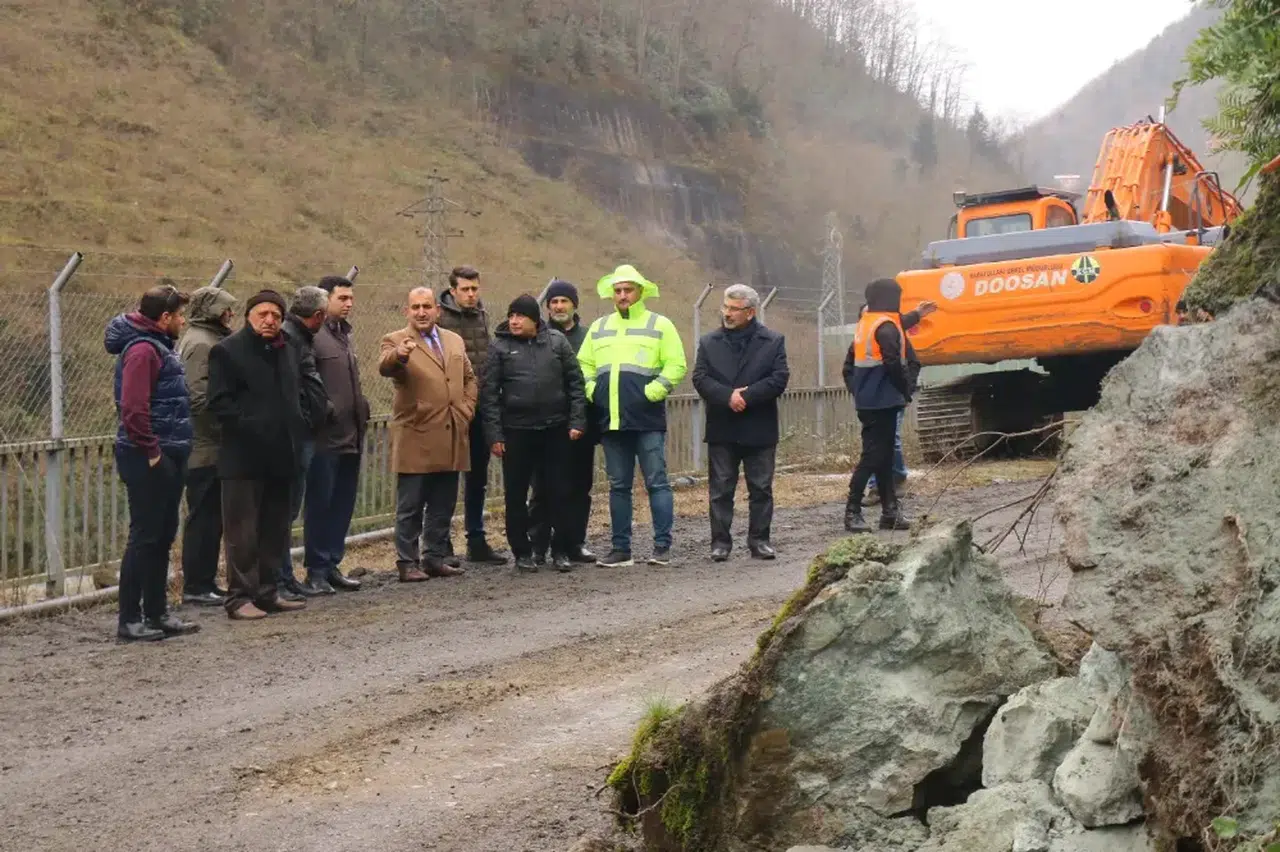 Arsin'de Heyelan Sonucu Kapanan Yol Açılıyor