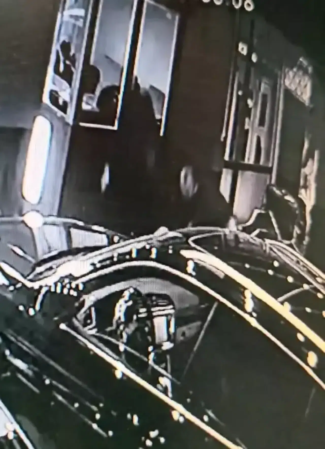 Sosyal medya için video çekerken yandı; paspaslı müdahale kamerada