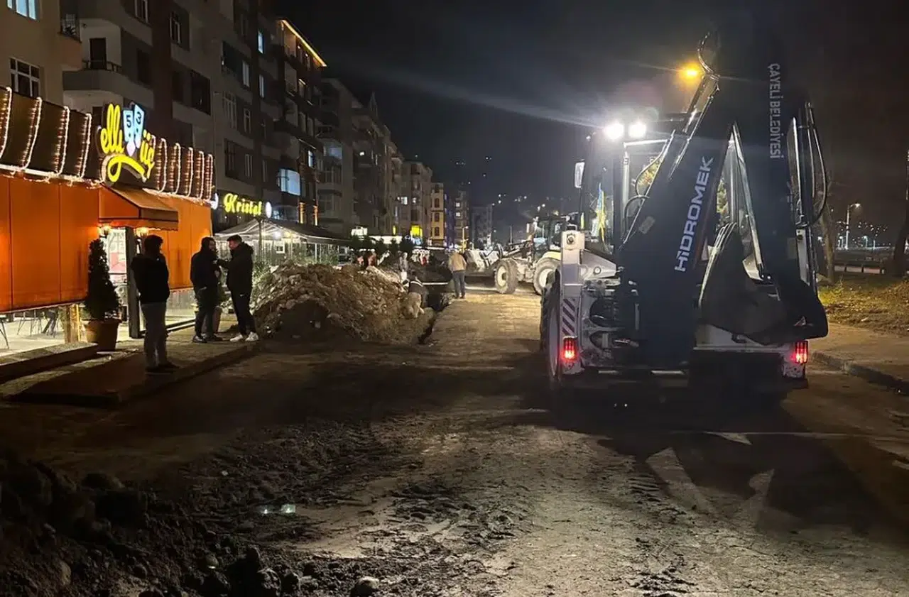 Çayeli Belediyesi çalışmalarına gece saatlerinde de devam ediyor