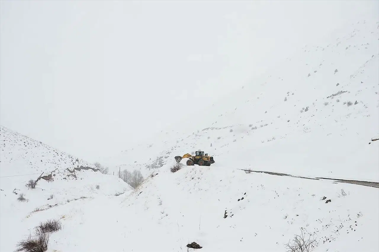 Bayburt'ta çığ düşmesi sonucu kapanan köy yolunda ulaşım yeniden sağlandı