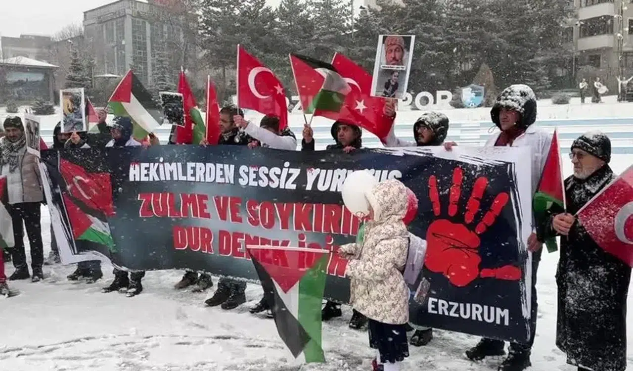 Erzurum'da sağlıkçılar kar yağışı altında Gazze için "sessiz yürüyüş" gerçekleştirdi