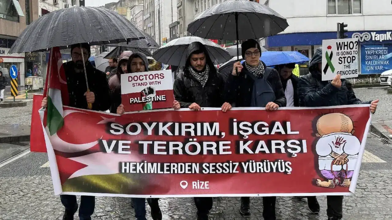 Rize'de sağlık çalışanlarından Filistin için "sessiz yürüyüş"