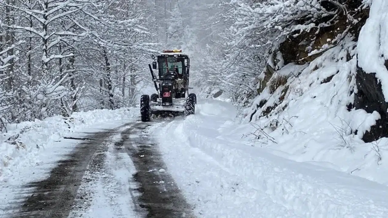 Trabzon'da Kar Yağışı Sonrası 35 Mahalleye Ulaşım Kapandı