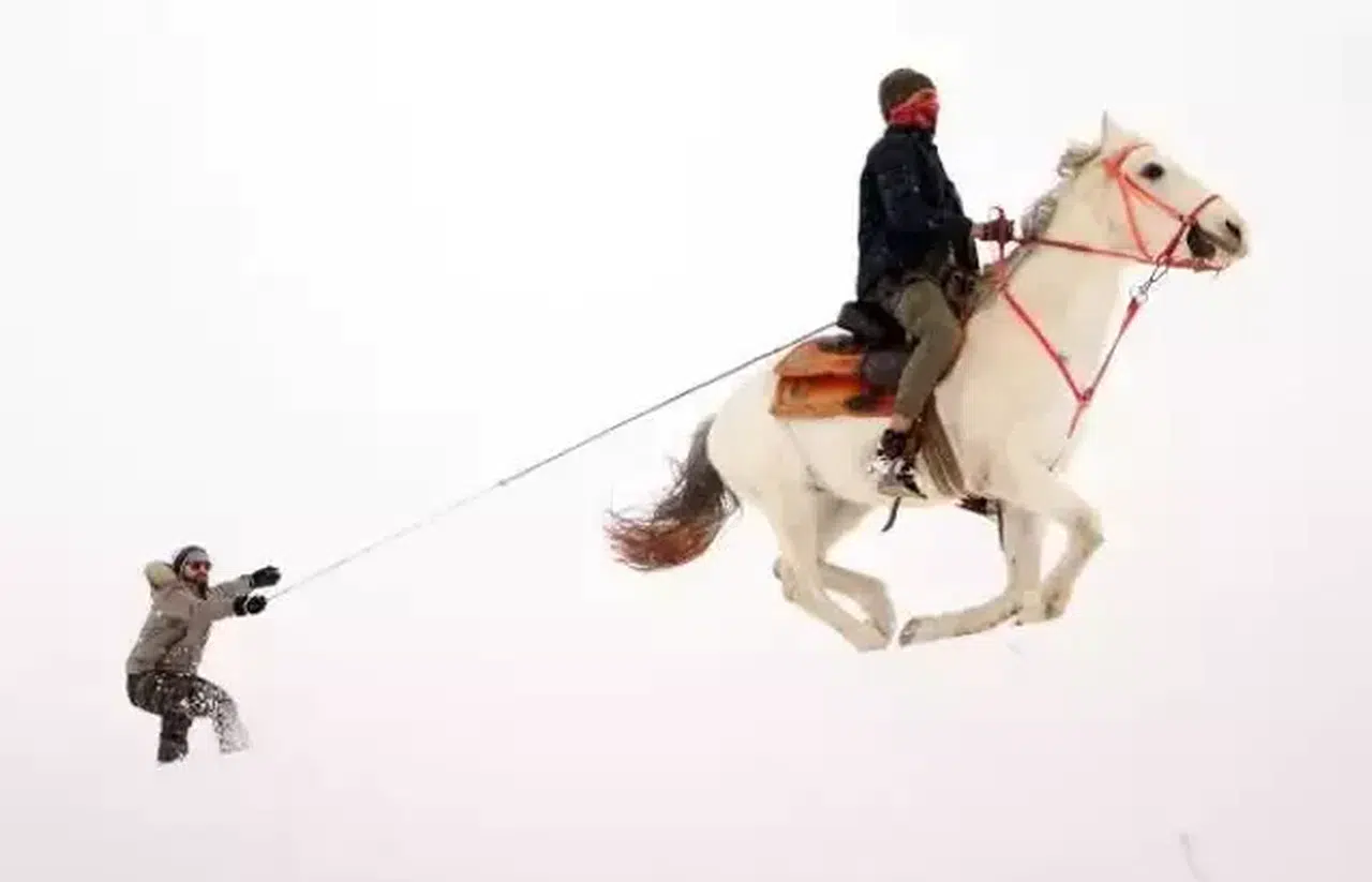 Erzurum Ovası'nda atlı kayak