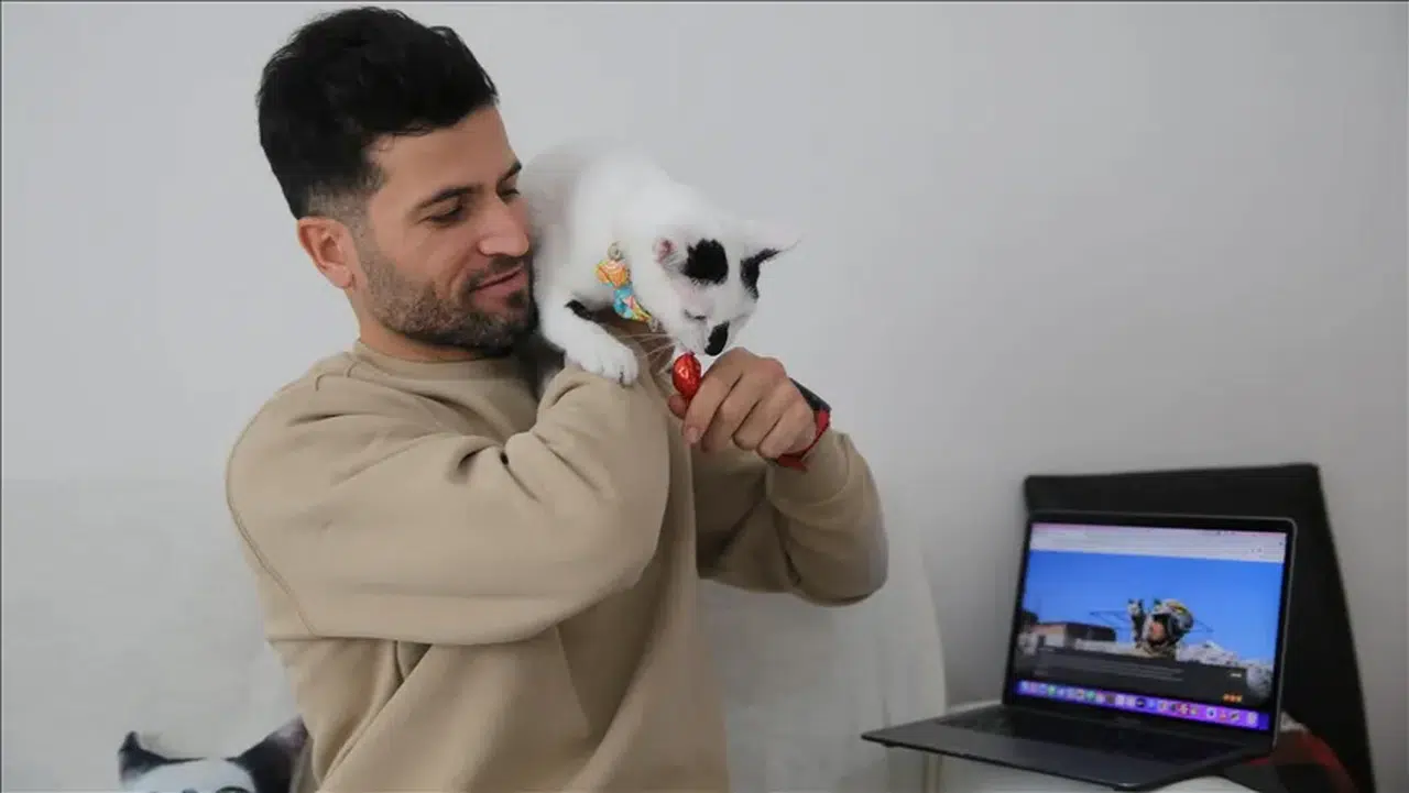 Enkazdan çıkardığı kediyi sahiplenen itfaiye eri AA'nın "Yılın Kareleri"ni oyladı