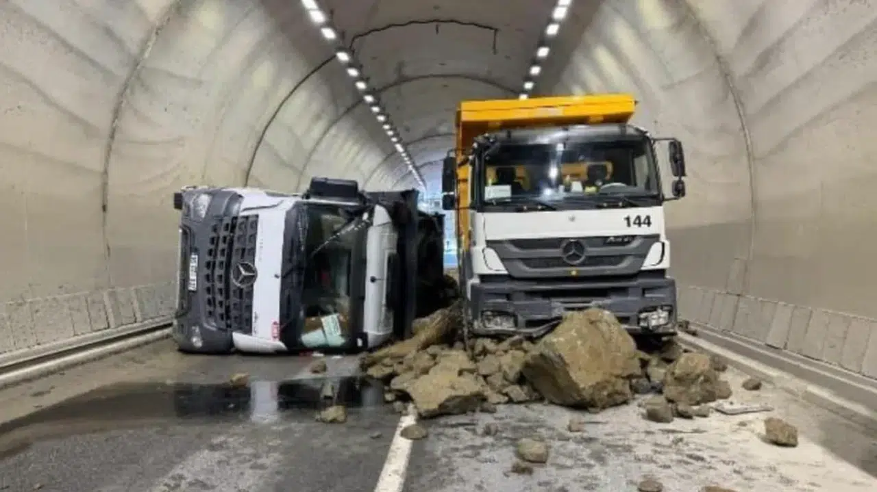 Rize'de devrilen hafriyat kamyonunun sürücüsü yaralandı
