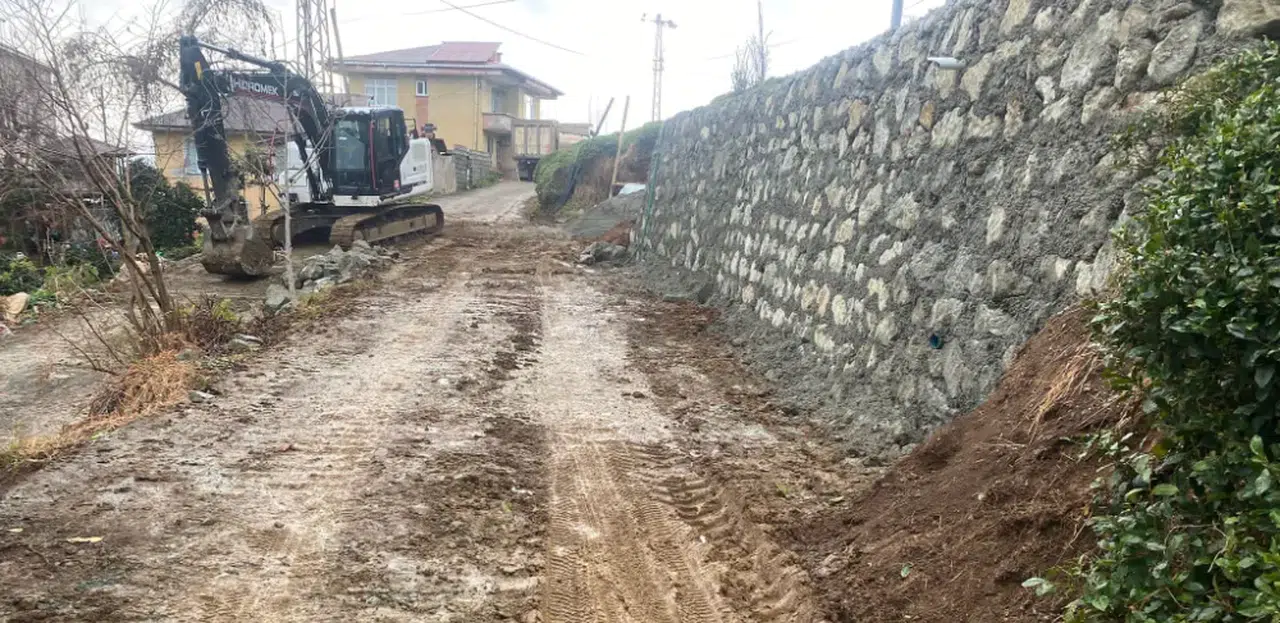Çayeli Belediyesi taş duvar çalışmalarını sürdürüyor