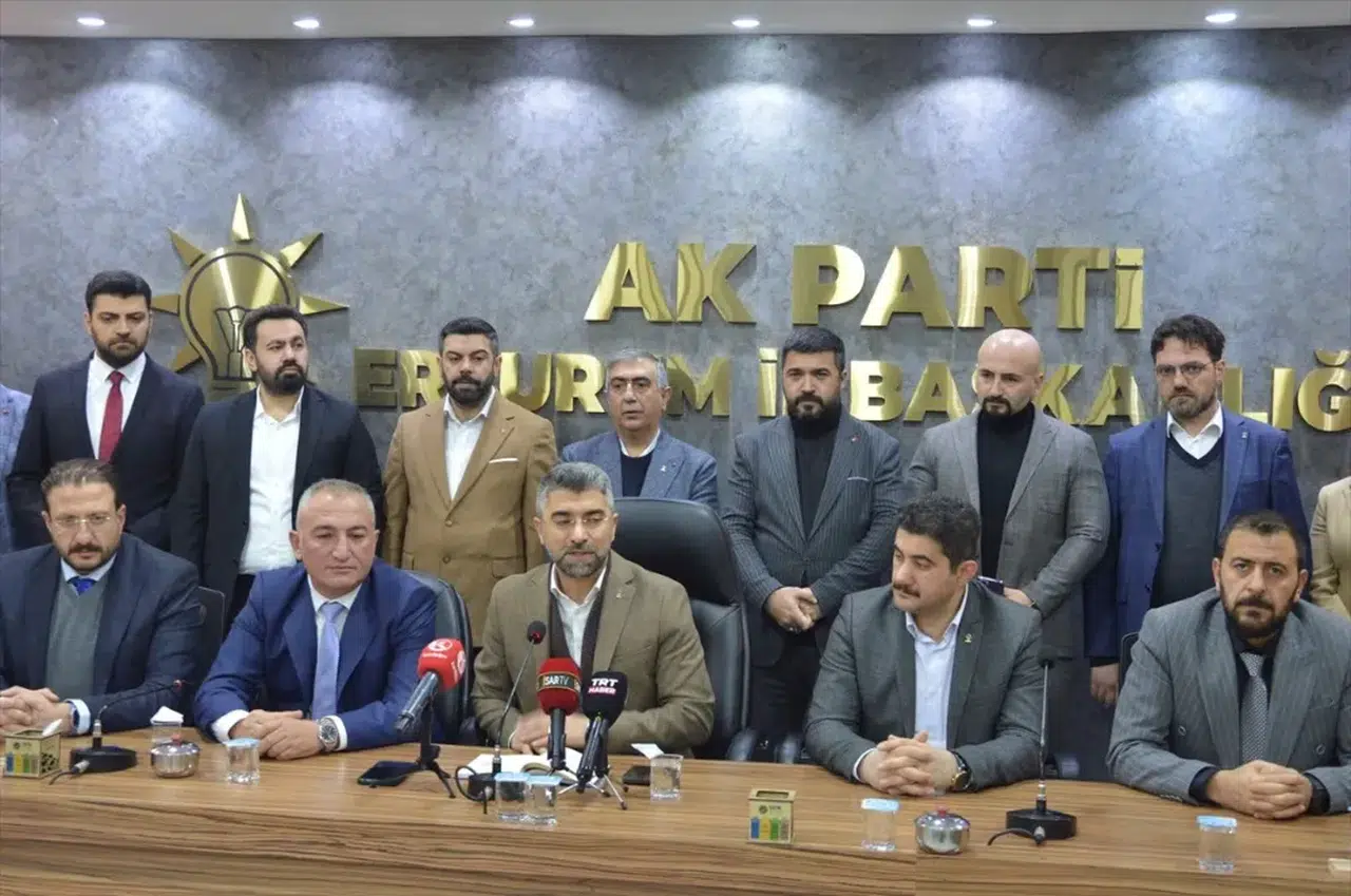 Erzurum'da AK Parti'ye katılanlara rozet takıldı