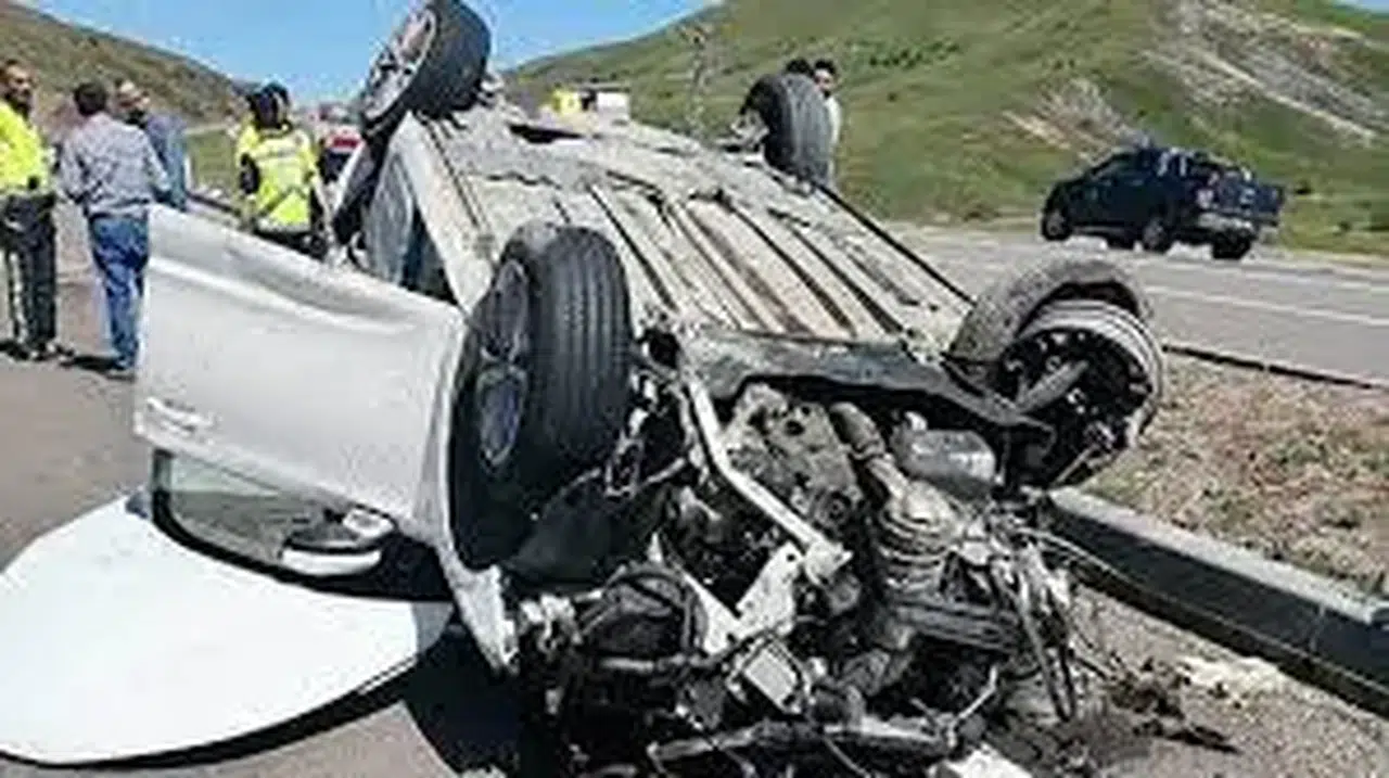 Erzurum'da trafik kazalarını önlemek için hurda araçlar yerleştirildi