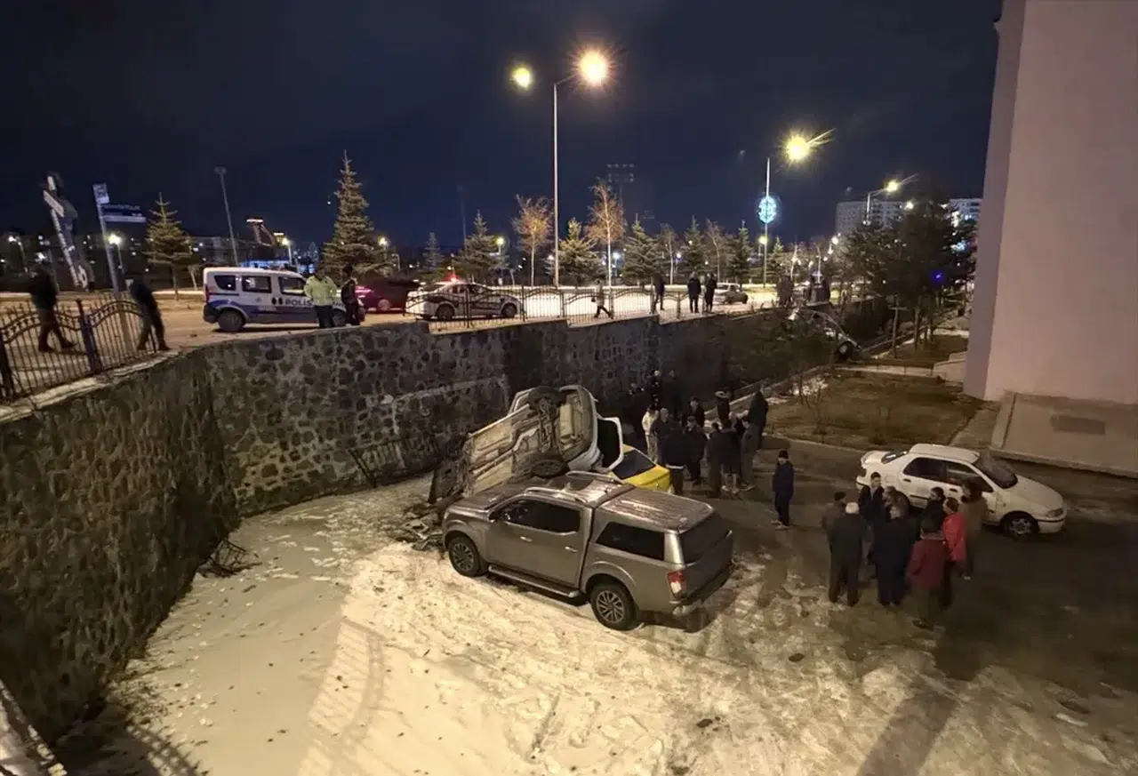 Erzurum'da Otomobiller Kaza Yaptı, Sürücüler Yaralandı