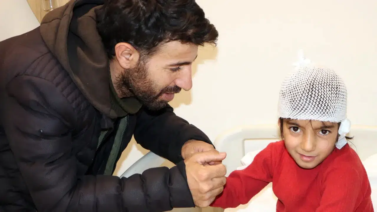 Erzurum'da sokak köpeklerinin saldırdığı Ela’nın kulağı koptu