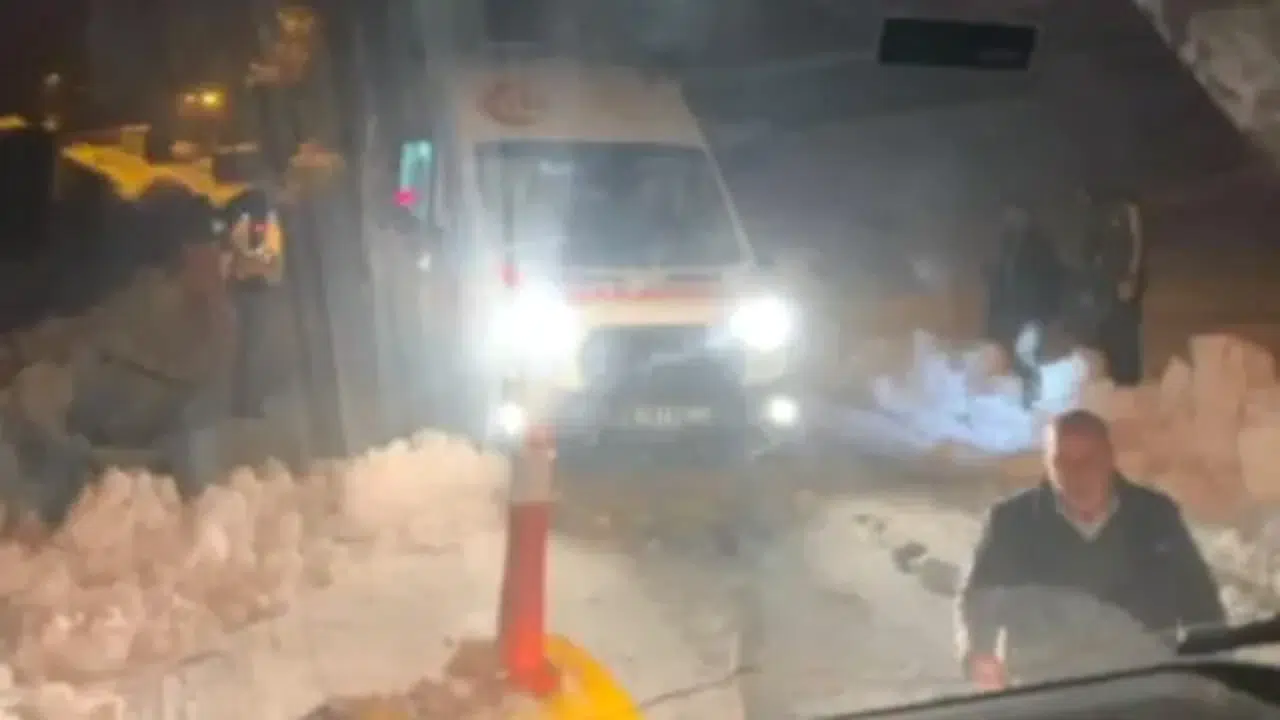 Ağrı'da kardan yolu kapanan köydeki hastanın yardımına ekipler koştu