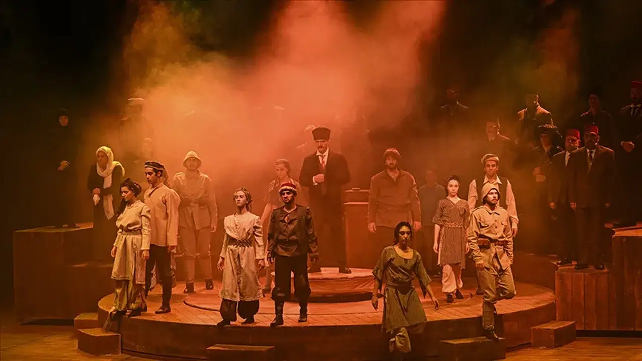 "Cumhuriyete Doğru" tiyatro oyunu 9 ilde 12 kez perde açtı