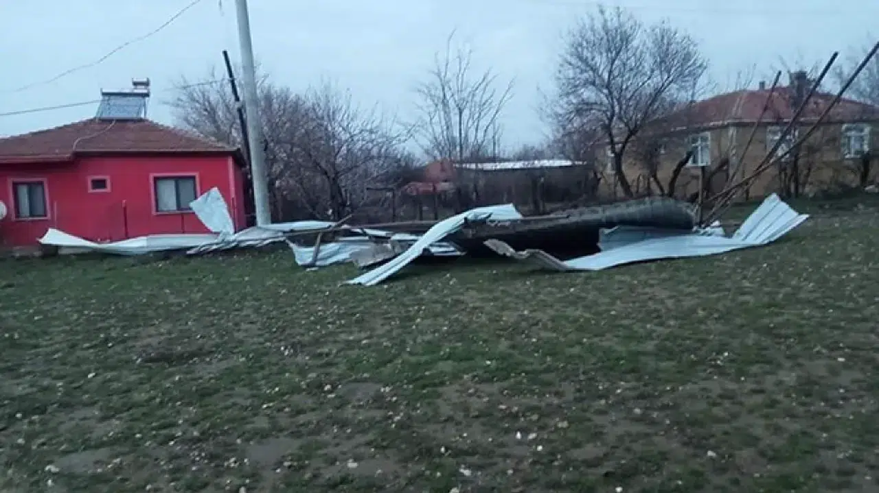 Edirne'de fırtına hayatı olumsuz etkiledi