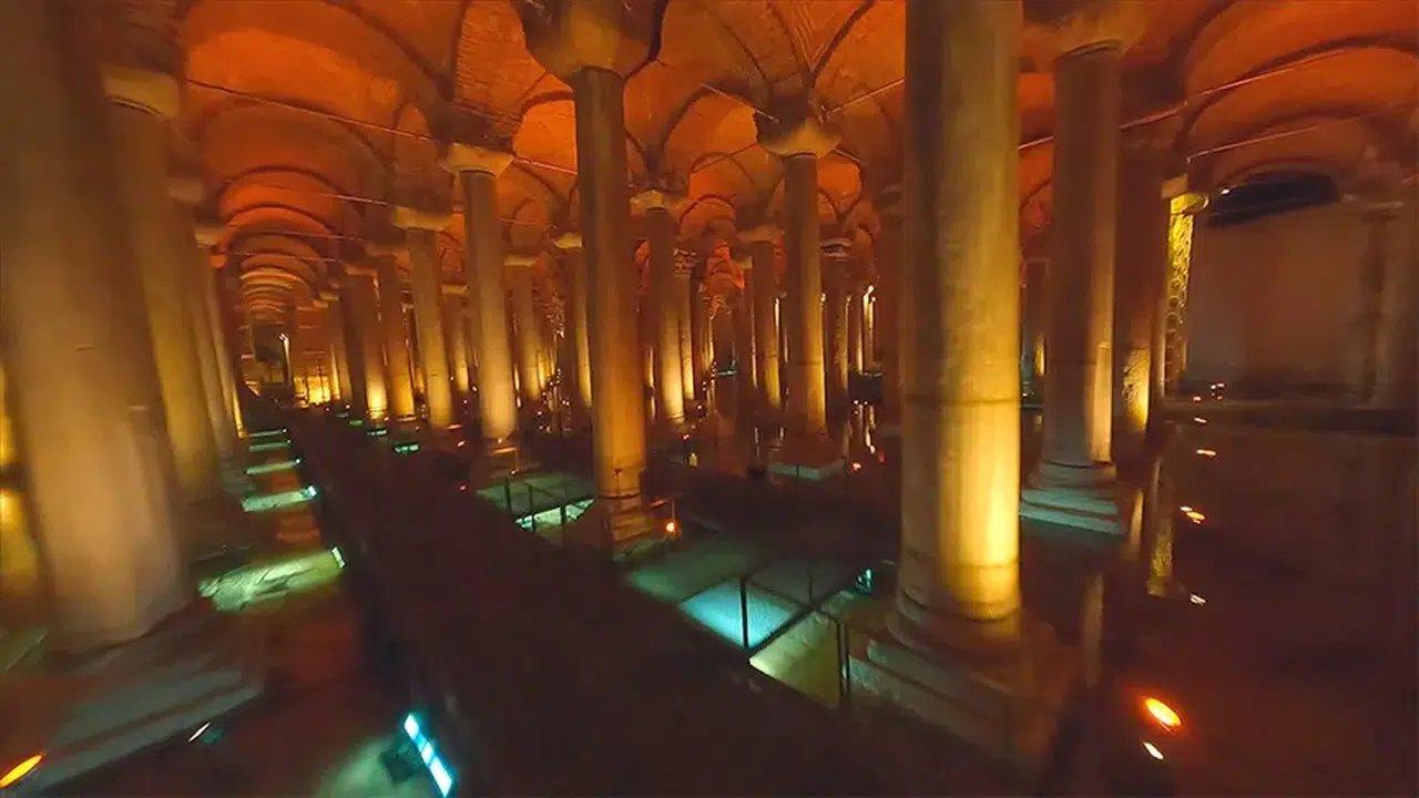 Görkemli sütunlarıyla büyüleyen Yerebatan Sarnıcı FPV dronla görüntülendi