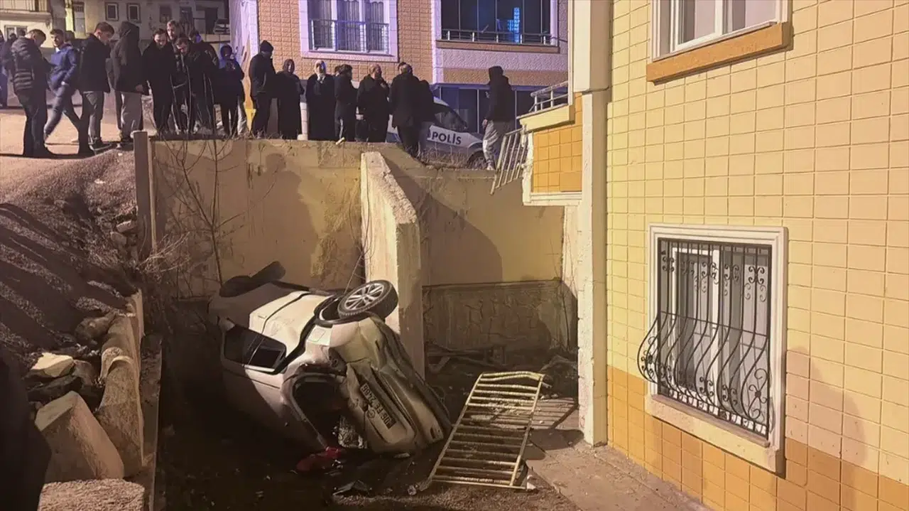 Bayburt'ta cipin istinat duvarından düşmesi sonucu 1'i ağır 3 kişi yaralandı